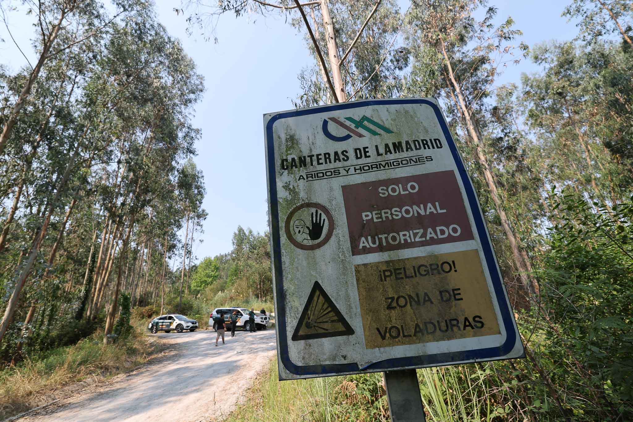 La entrada a la cantera, con el dispositivo de la Guardia Civil de fondo. 