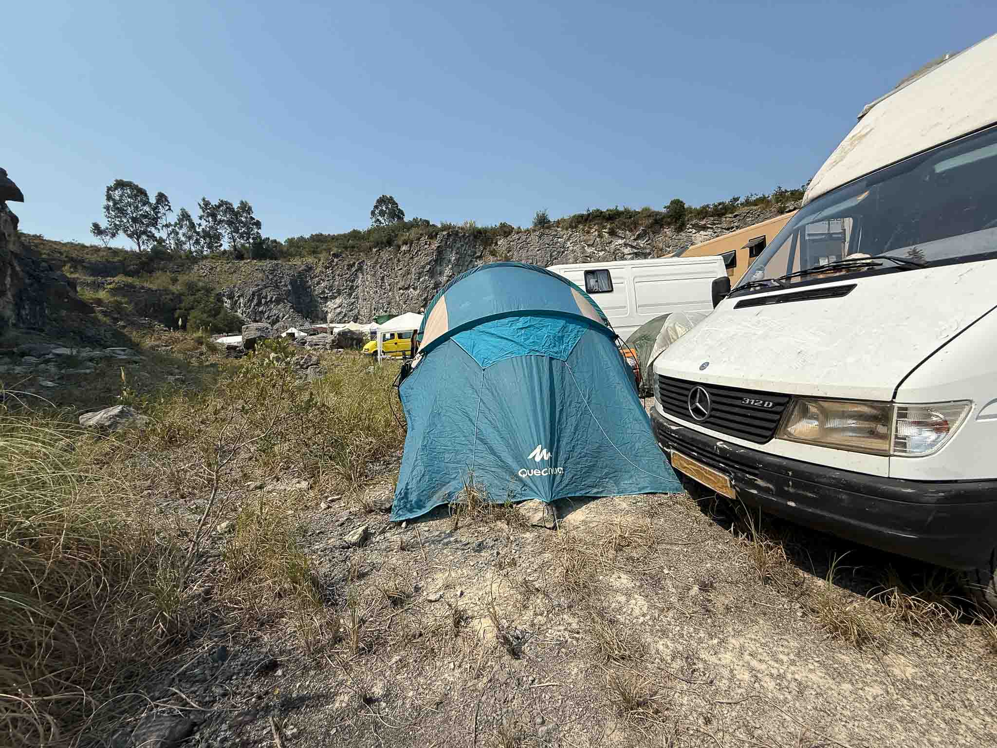Una de las tiendas de acampada, al fondo se intuye el escenario. 