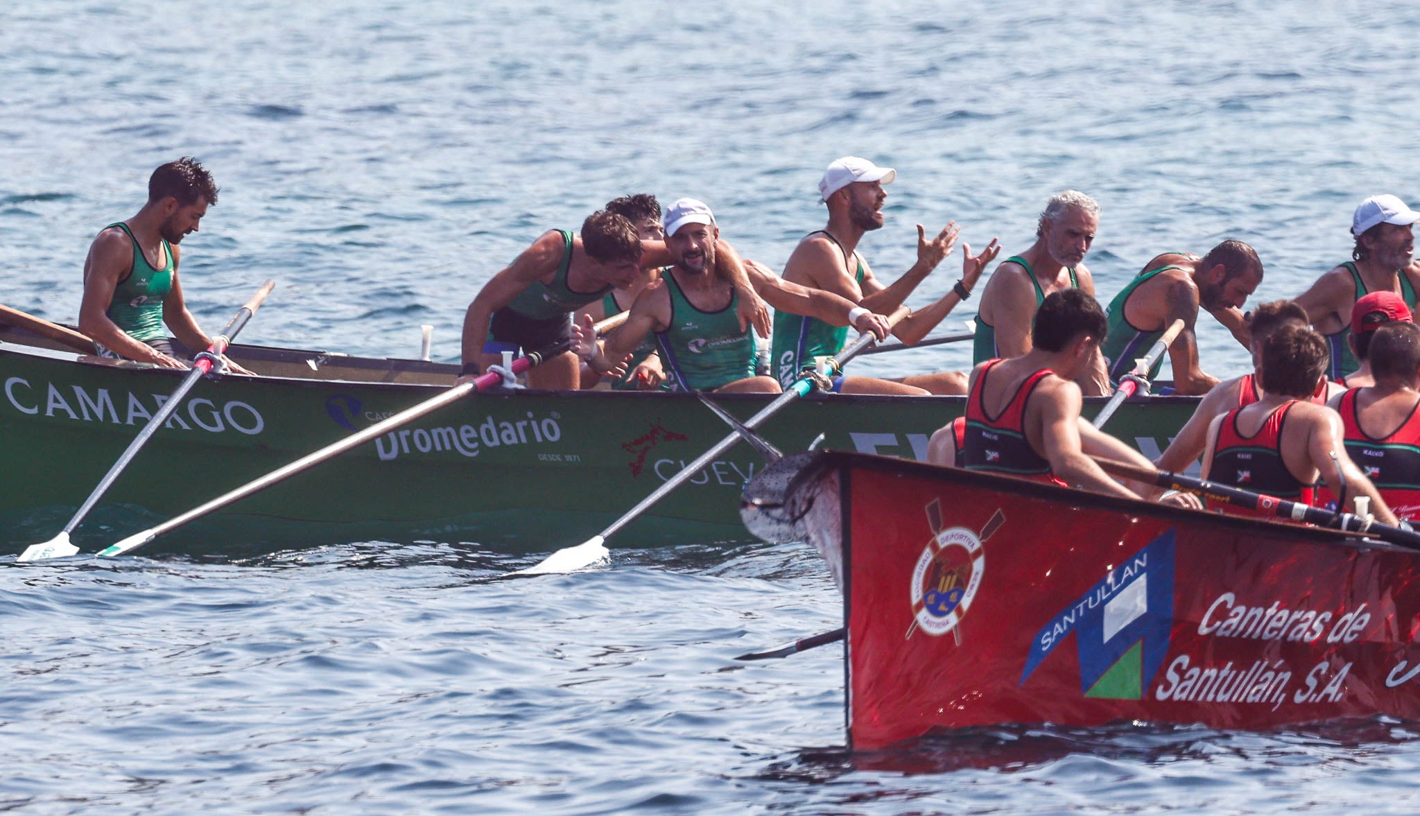 Saludos en la trainera de Camargo tras conseguir plaza en el playoff de permanencia.