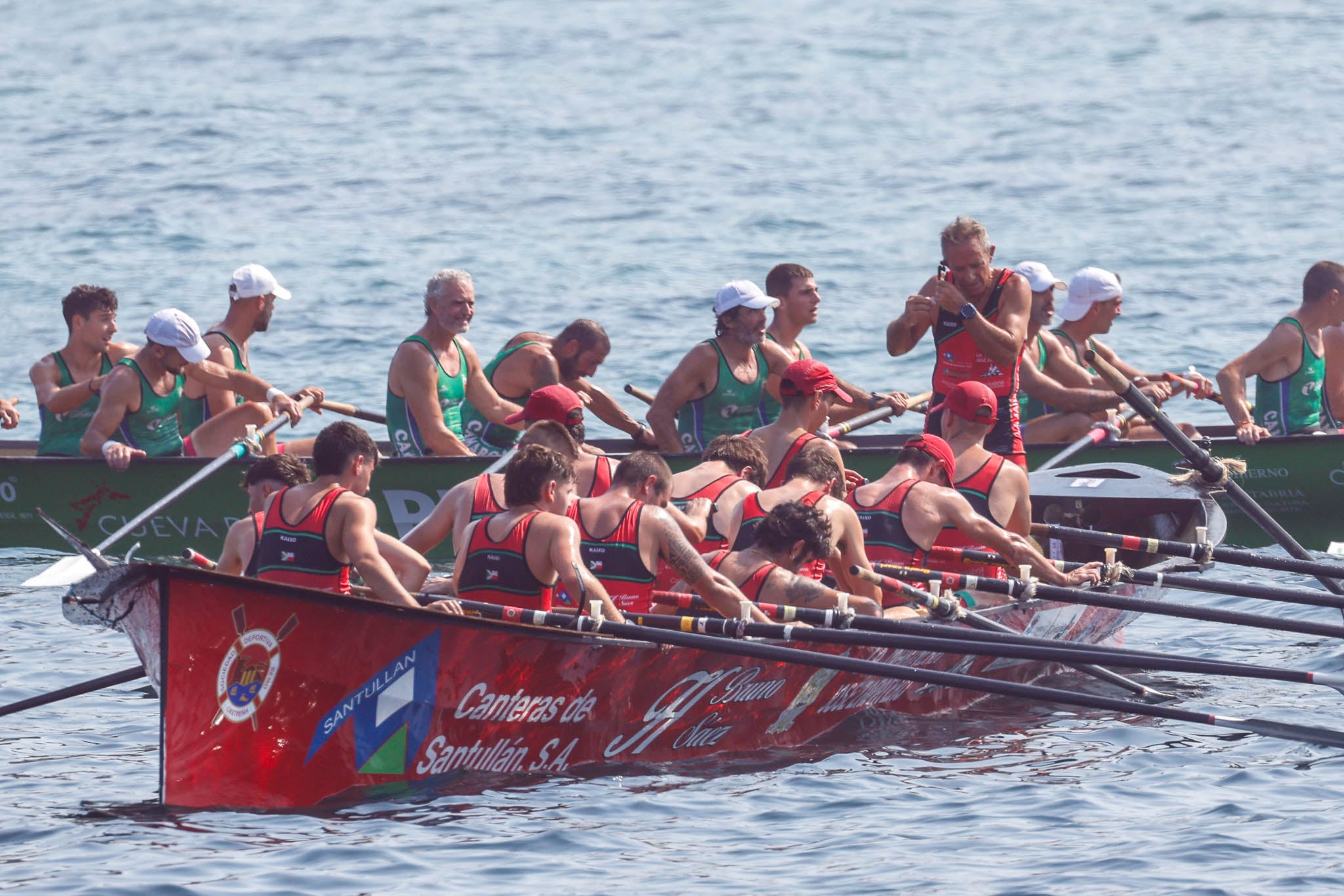 Castro, en primer término, y al fondo Camargo. Fueron las dos traineras protagonistas en la última regata de la temporada.