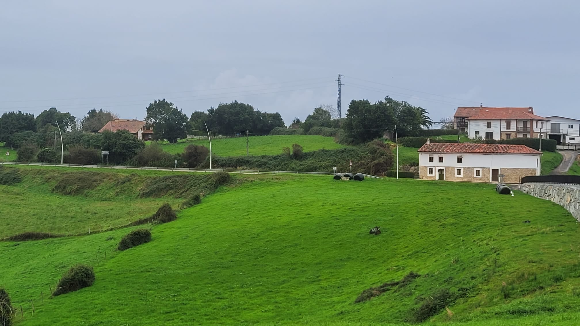 Al fondo, tras la carretera, la finca de Santa Marina donde se haría la promoción de San Vicente.