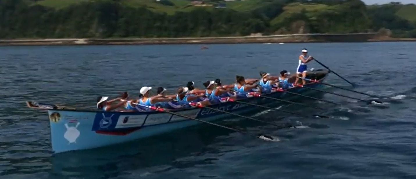 La trainera de Astillero, en plena boga en la regata de Guetaria.