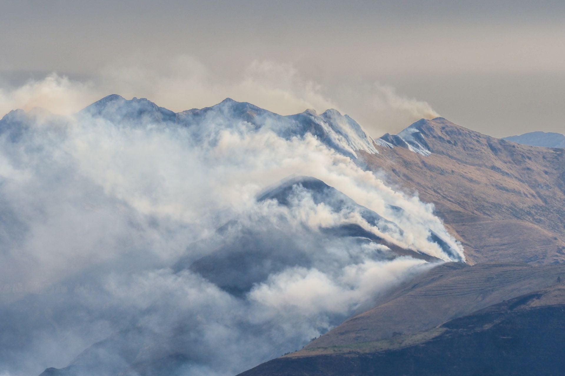 Incendio activo en la ladera de un monte de Selaya.