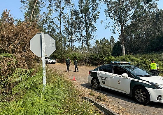 Autocaravanas estacionadas dentro de la cantera donde se celebra la rave.