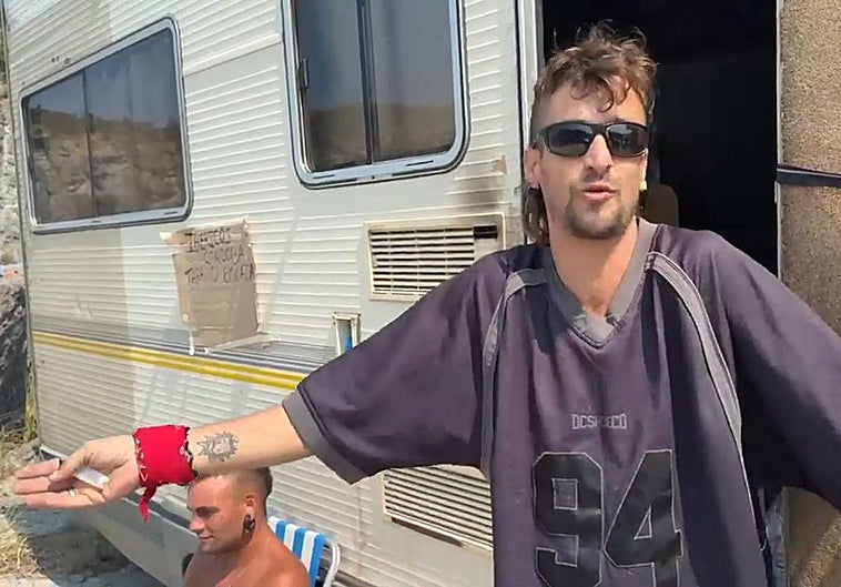 Un joven de Córdoba que disfruta de la rave explica cuál es el ambiente y critica el dispositivo.