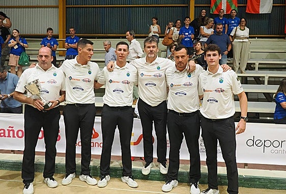 Senén Castillo, Víctor González, José Manuel González, Rubén Haya, Sebi Iturbe y Mario Pellón con el trofeo de campeones.