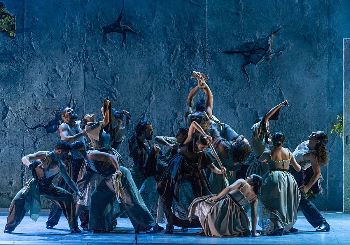 Representación y coreografía de 'Pineda', el espectáculo del Ballet Flamenco de Andalucía que despide la danza del FIS.