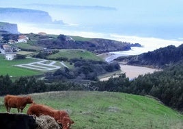 La playa de Galizano al fondo.