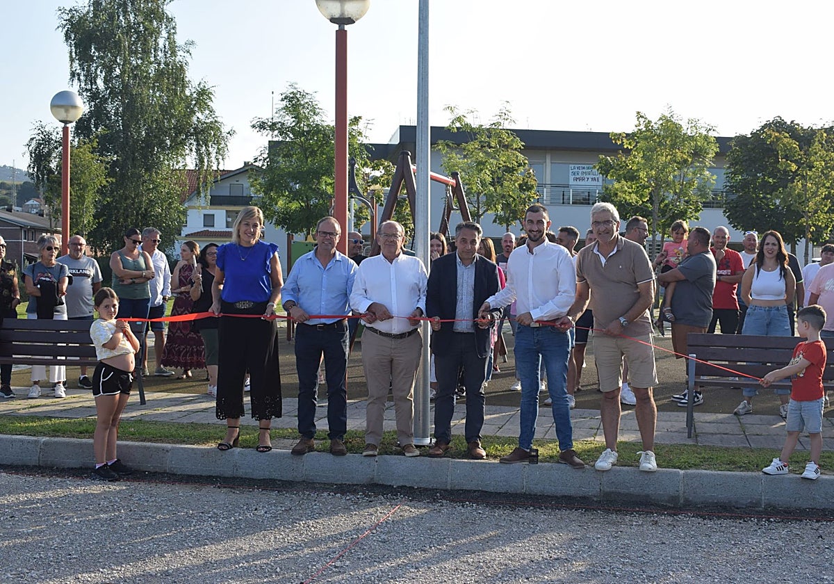 Alcalde y representantes de la asociación deportiva El Roble inauguran la nueva instalación deportiva.