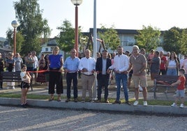 Alcalde y representantes de la asociación deportiva El Roble inauguran la nueva instalación deportiva.