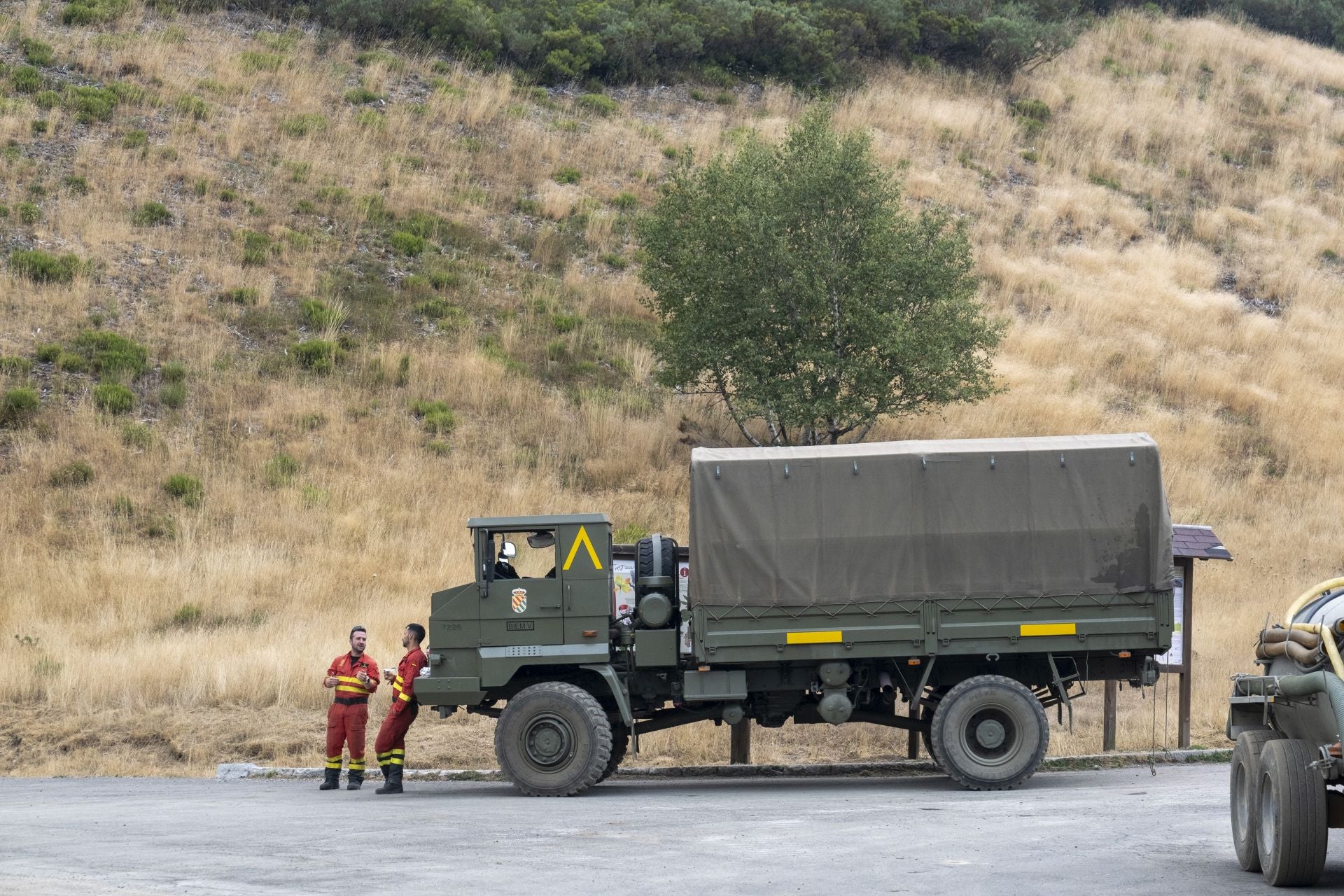 Dos efectivos de la UME en el retén que se mantiene en el el puerto de Pandetrave. 