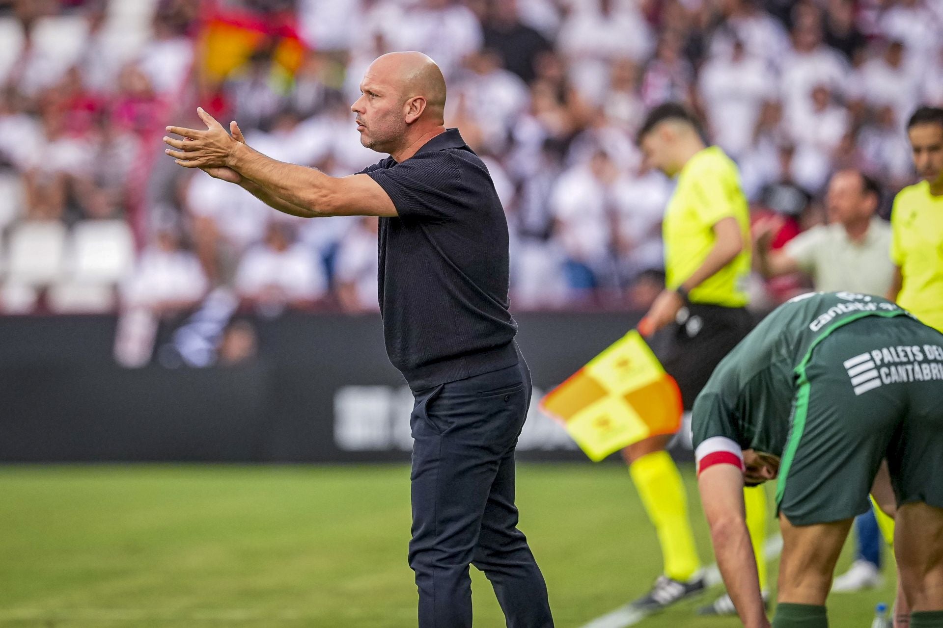 JAL hace indicaciones desde el área técnica.