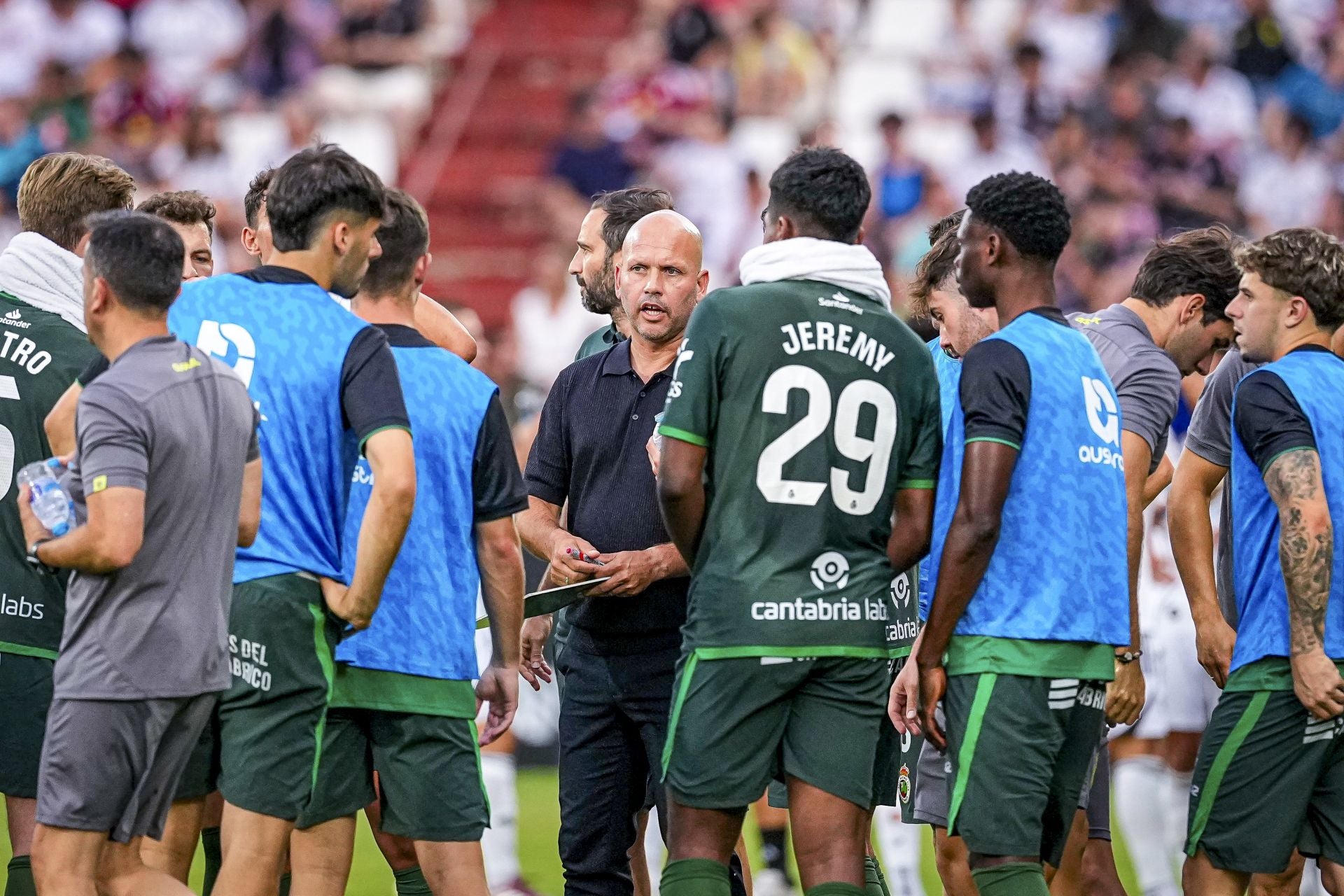 José Alberto imparte instrucciones durante la pausa de hidratación.