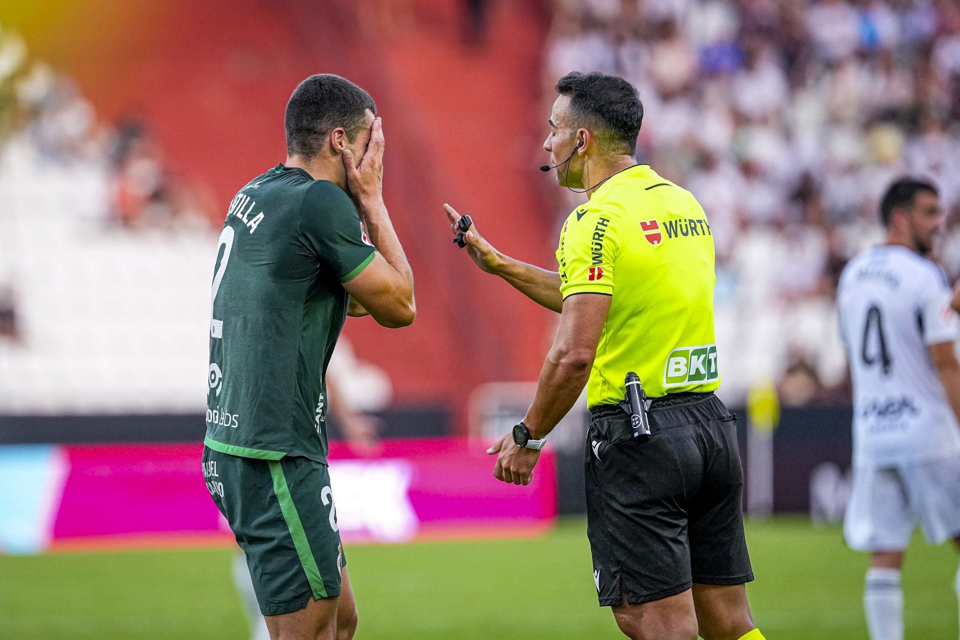 Mantilla discute una decisión de Morilla.