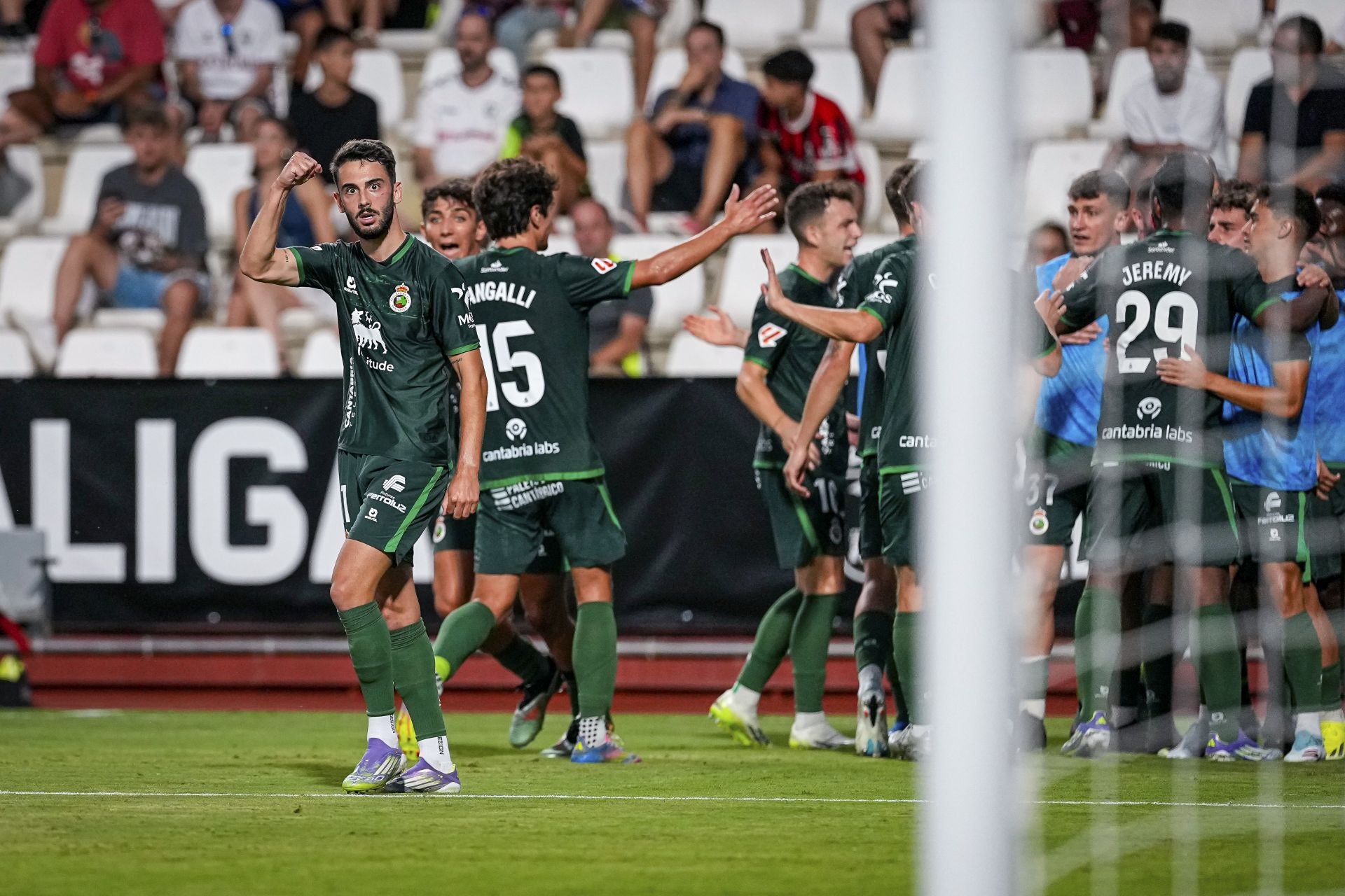 Andrés Martín, y sus compañeros detrás, celebran el primer gol verdiblanco, obra del andaluz. 