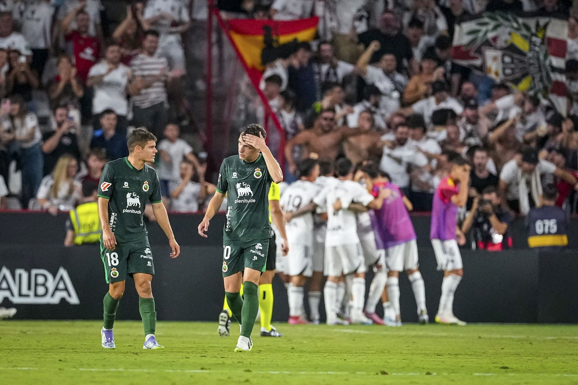 Peio Canales e Íñigo Vicente se lamentan tras uno de los goles del Albacete. 