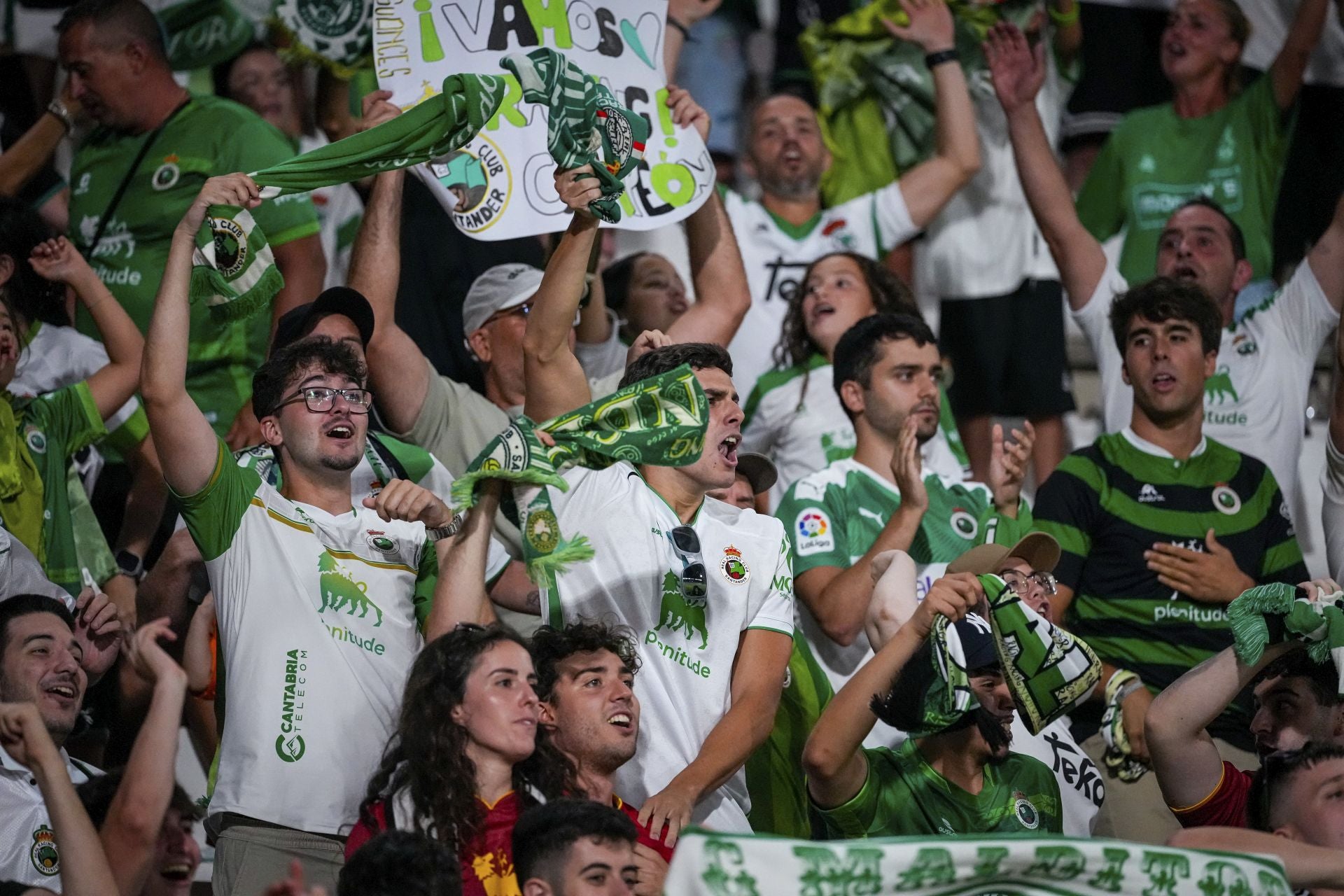 La afición racinguista disfrutó con el triunfo de su equipo en Albacete. 