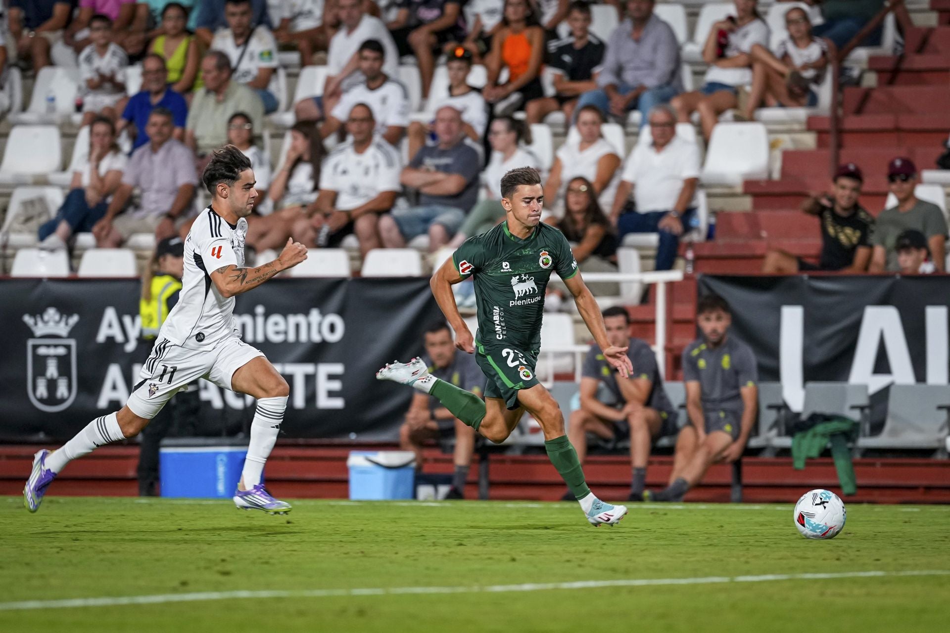 Mario García, que entró en los últimos minutos, corre con el balón ante la oposición de Valverde. 
