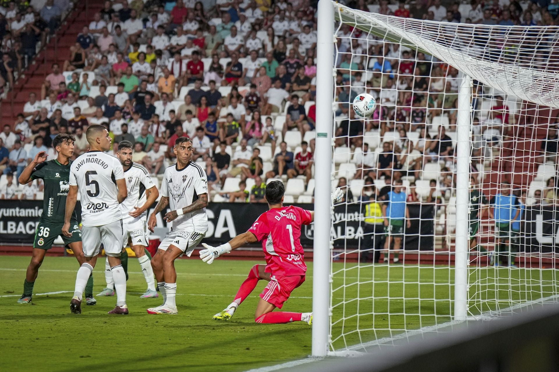 El remate de Andrés Martín tras el córner se cuela en la portería de Mariño al rebotar en las piernas de un defensa. 