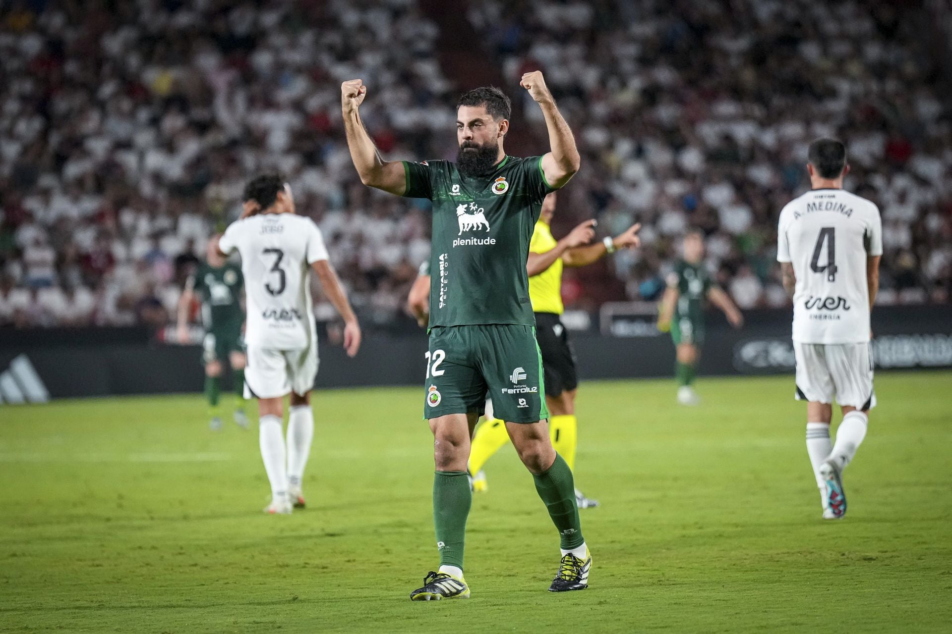 Villalibre celebra el tercer gol, el segundo de su cuenta particular. 