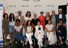 Ana Sanfélix, Marta González, Agustín Martínez, Carmen Álvarez, María José Pereda De Castro, Ana Lanza, Itziar Calva, Miguel Rincón y José Luis Callejo. Sentadas: Monty Lima, Mery Sánchez, Gloria Torner, Zulema Gancedo y Rosa Casuso.