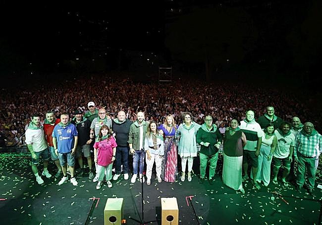 Autoridades y miembros de la organización posaron en la foto de familia en el escenario.
