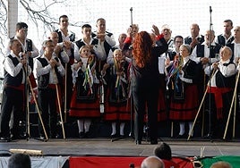 Actuación del Coro Ronda Garcilaso el día que se rindió homenaje póstumo al Malvís de Tanos.