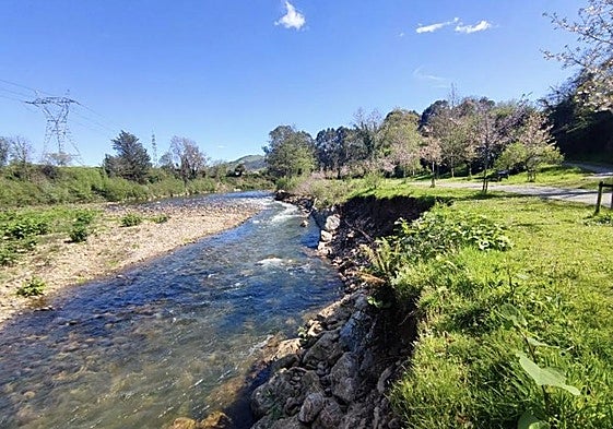 Erosión formada en la margen izquierda y la isla central de acarreos