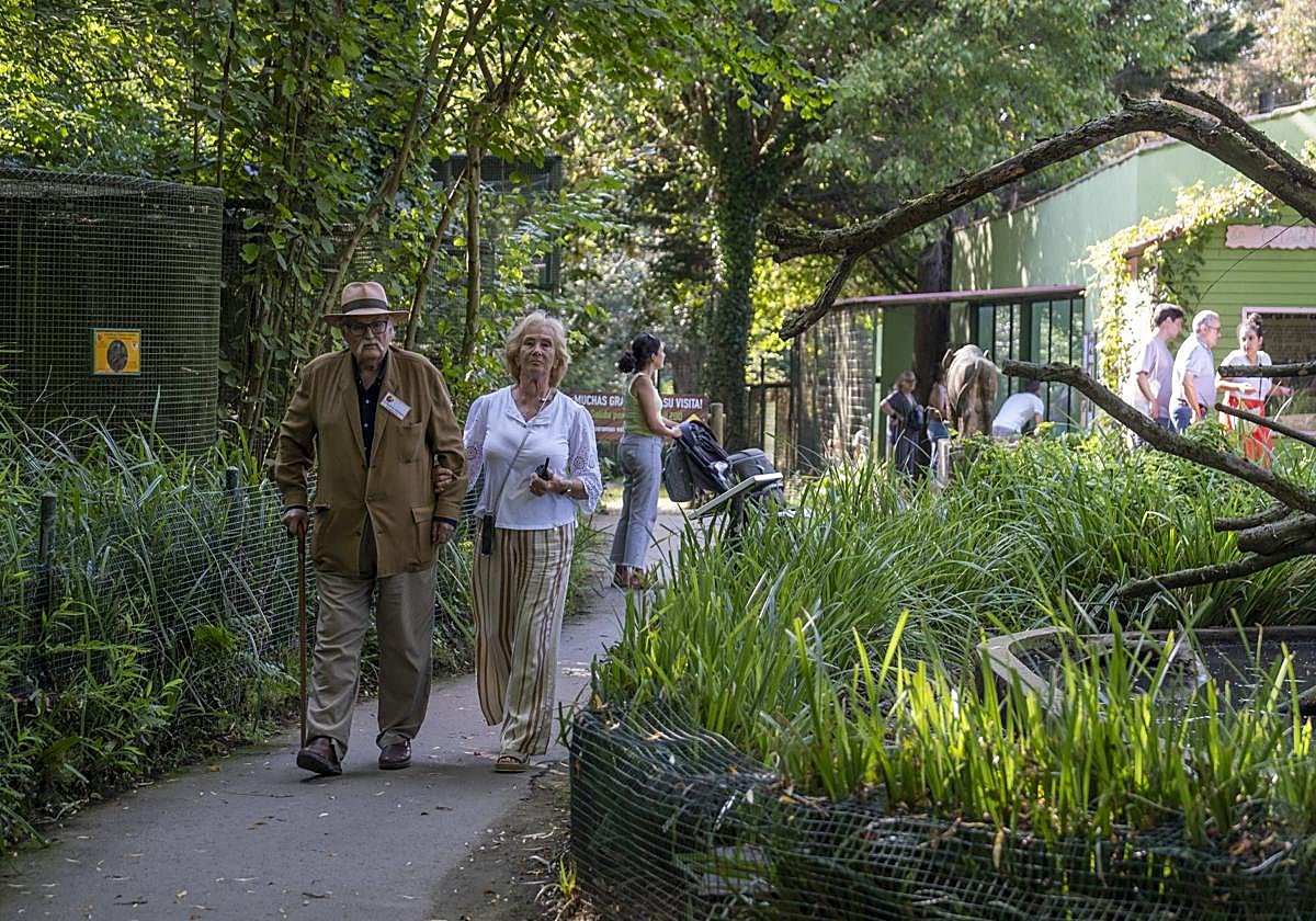 José Ignacio Pardo de Santayana y su mujer, Maribel Angulo, pasean por el Zoo de Santillana.