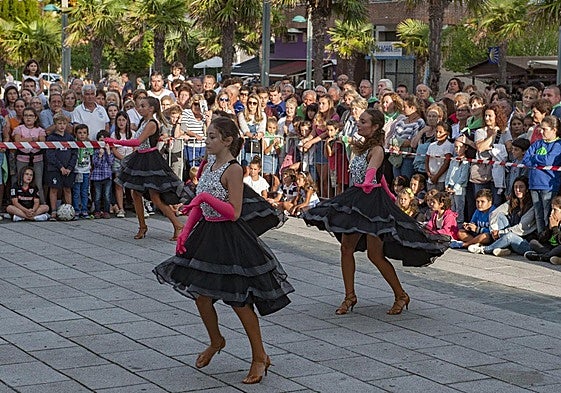 La oferta festiva incluye música y baile para todos los gustos.
