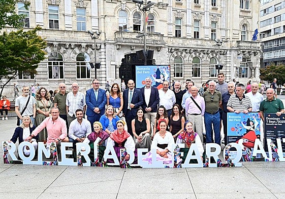 La alcaldesa de Santander Gema Igual y el consejero de Economía Luis Ángel Agüeros posan en la plaza del Ayuntamiento de la capital cántabra junto al resto de autoridades y participantes de la Romería del Faro de Santander, que se celebrará el domingo 7 de septiembre.