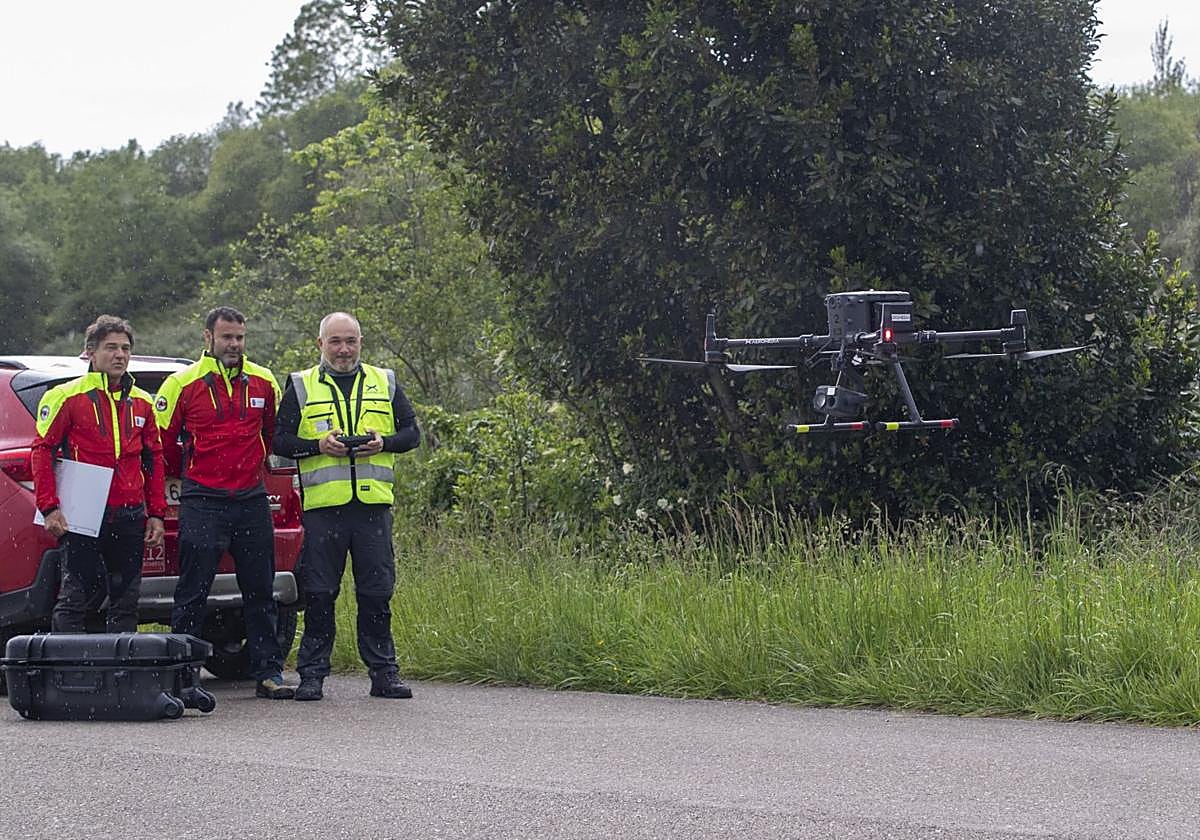 Equipo técnico de emergencias, con uno de los drones de búsqueda.