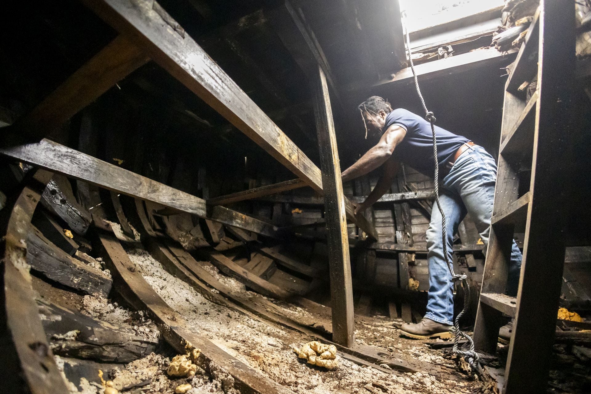 Vicente Abaga, de la empresa Kateb, en el interior de uno de los Galeones de Vital Alsar, rodeado de madera podrida.