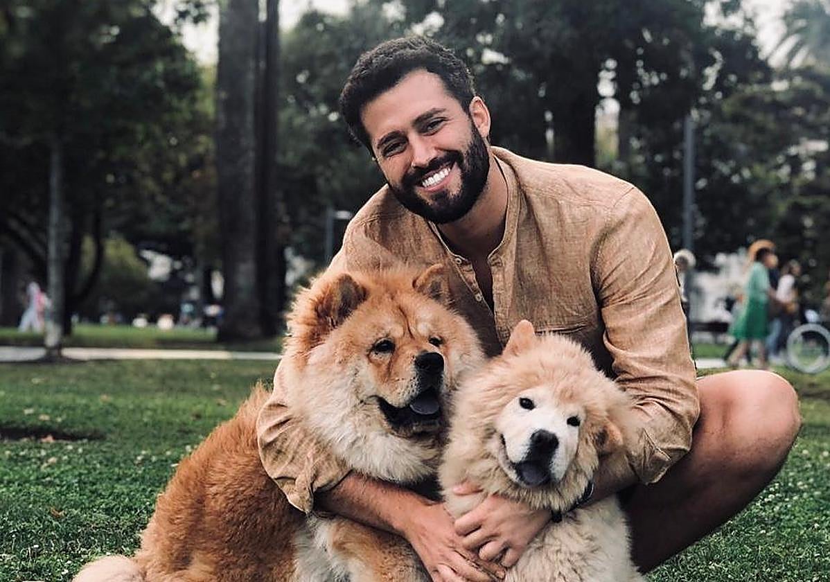 Javier de Hoyos en los Jardines de Pereda de Santander con sus mascotas.