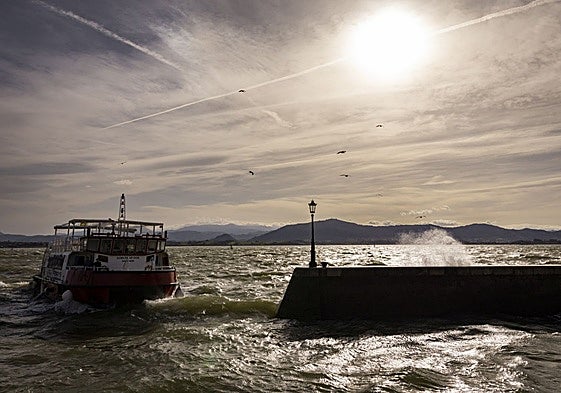 Una pedreñera abandona el paseo marítimo de Santander.