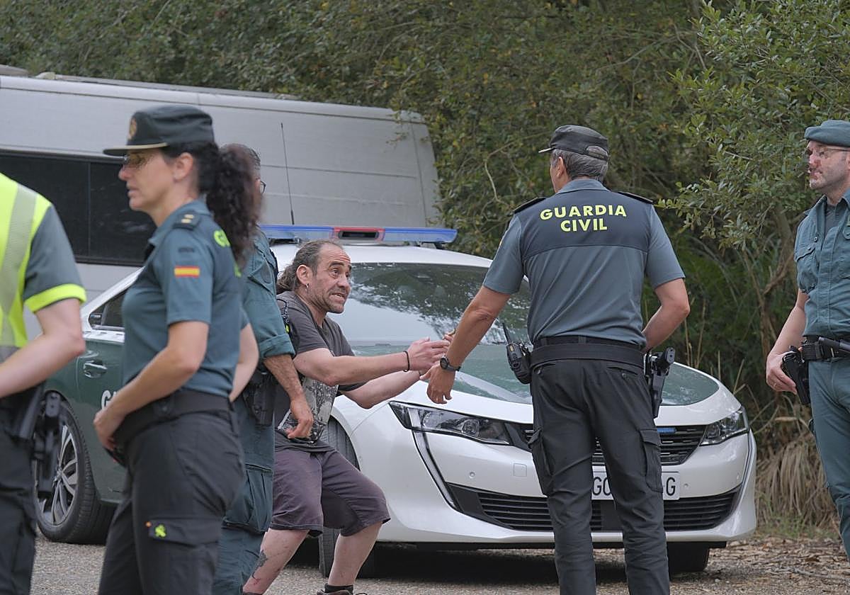 Uno de los participantes en la 'rave', este lunes, con la Guardia Civil.