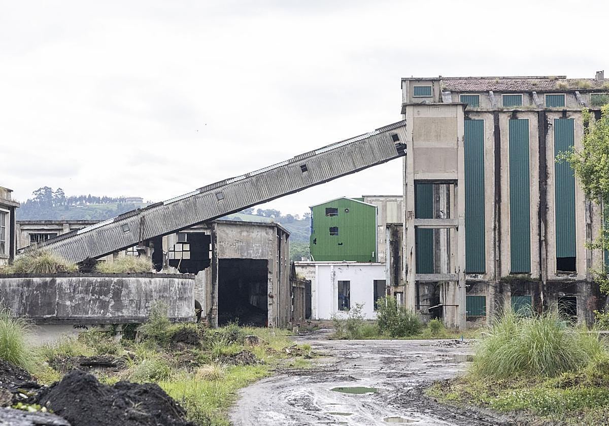 Ruinas actuales del antiguo recinto industrial de Sniace, en Torrelavega.