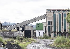 Ruinas actuales del antiguo recinto industrial de Sniace, en Torrelavega.