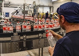 Uno de los operarios de la planta embotelladora de Agua de Solares controla la producción de una de las líneas.