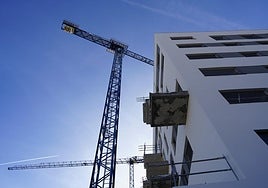 Edificio de viviendas en construcción.