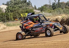 Abel González, en su vehículo durante una competición