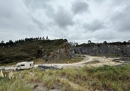 Estado en el que estaba este miércoles el recinto de la cantera de Roiz, donde se celebró la rave desde el viernes.