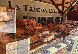 La Tahona Cántabra ofrece sobaos con mantequilla de Cantabria, quesadas y rosquillas o los palitos de anís, los bizcochos, las pastas de mantequilla, las tartas de hojaldre o bizcocho y las empanadas.