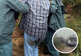 Guardias civiles que localizaron al hombre, desorientado tras perder el control de su coche en una pista forestal.