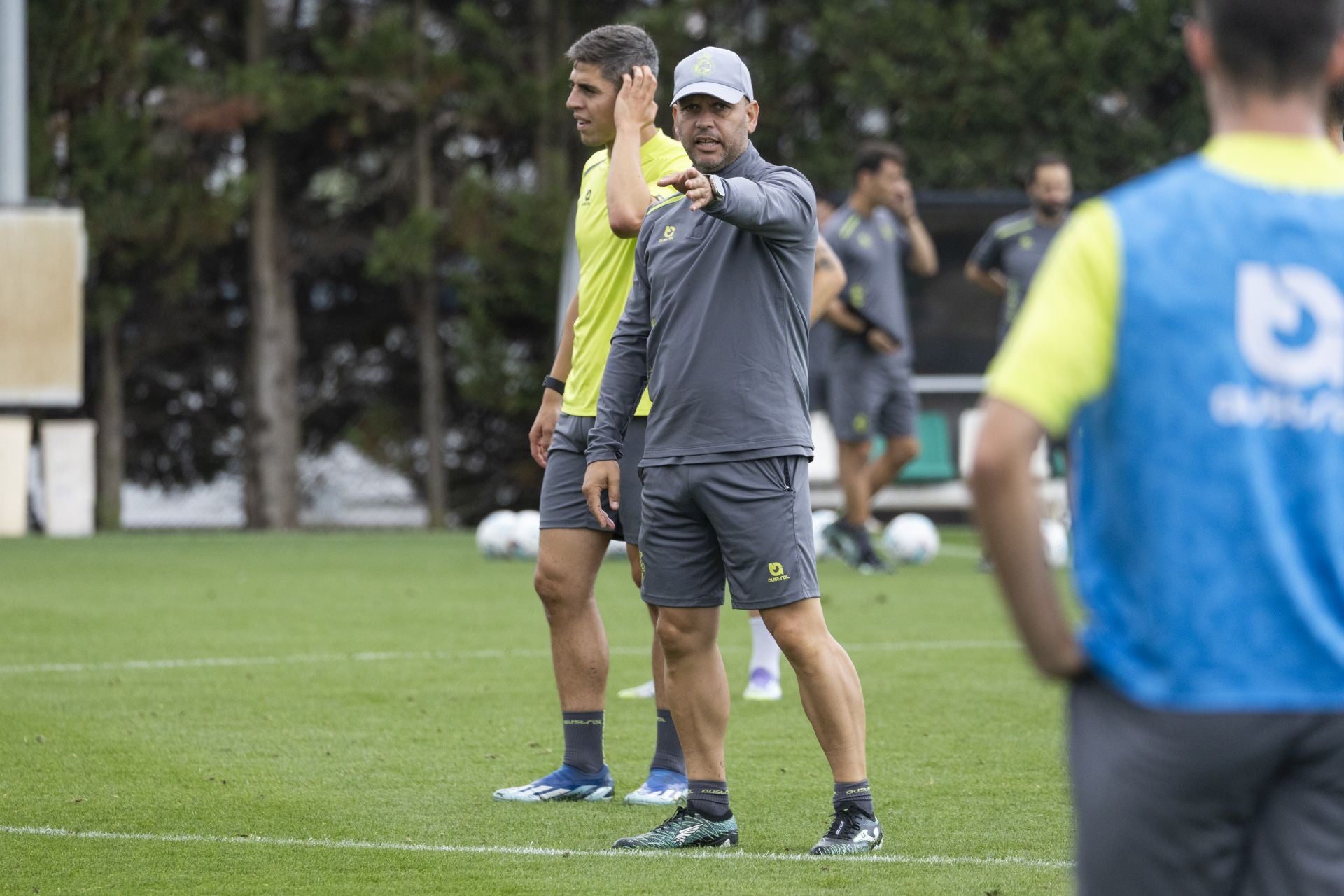 JAL imparte instrucciones.