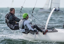 Echávarri, junto a Tara Pacheco, su última compañera en la vela ligera.