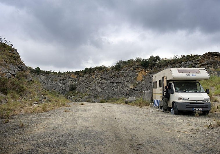 La autocaravana averiada espera en la cantera a la grúa.