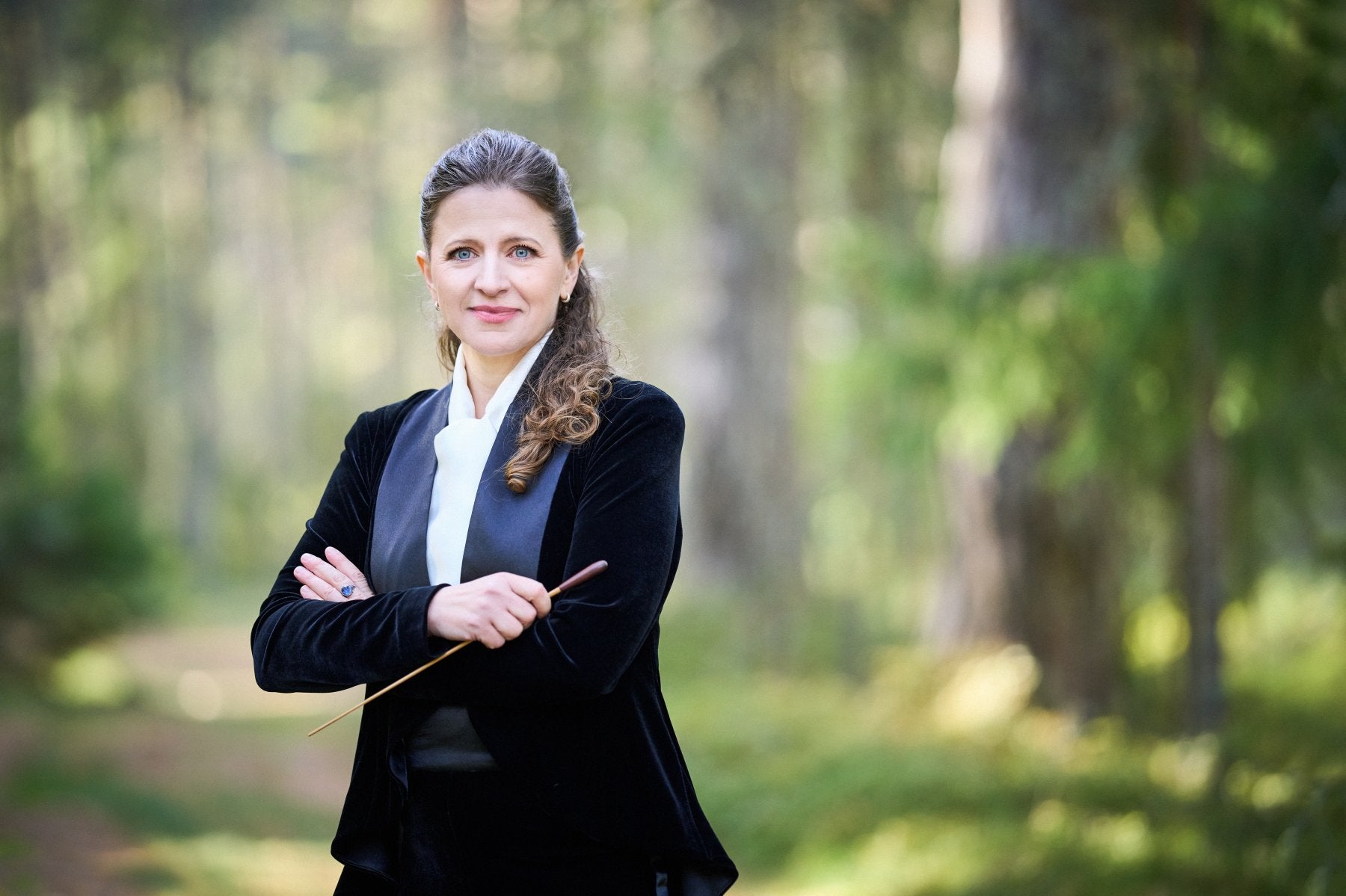 La directora de orquesta estonia Kristiina Poska dirige la Orquesta Francesa de Jóvenes y la Orquesta Sinfónica de Flandes.