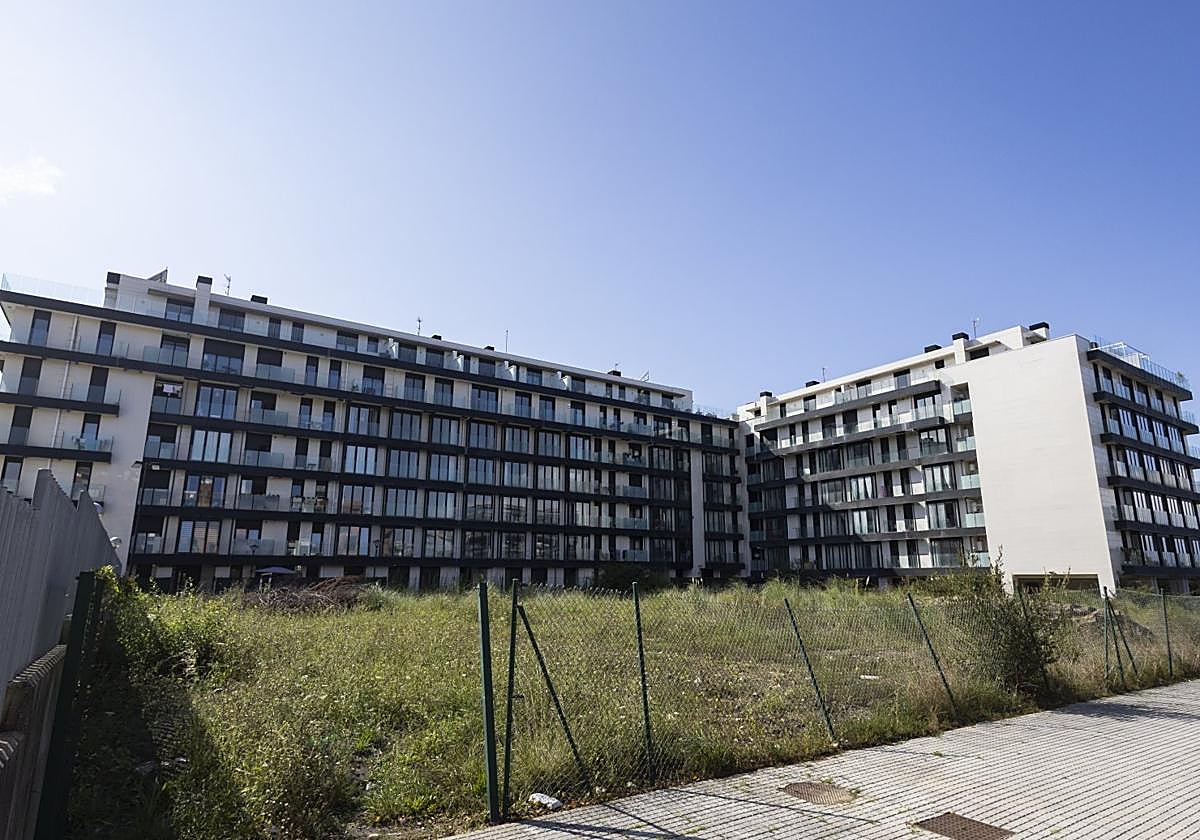 Vista general de la urbanización okupada en la Avenida de la Libertad de Mompía, en el municipio de Santa Cruz de Bezana.