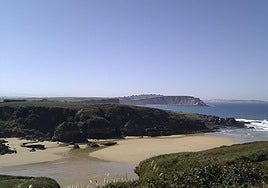 La playa de Galizano cumple una semana cerrada por el brote de gastroenteritis